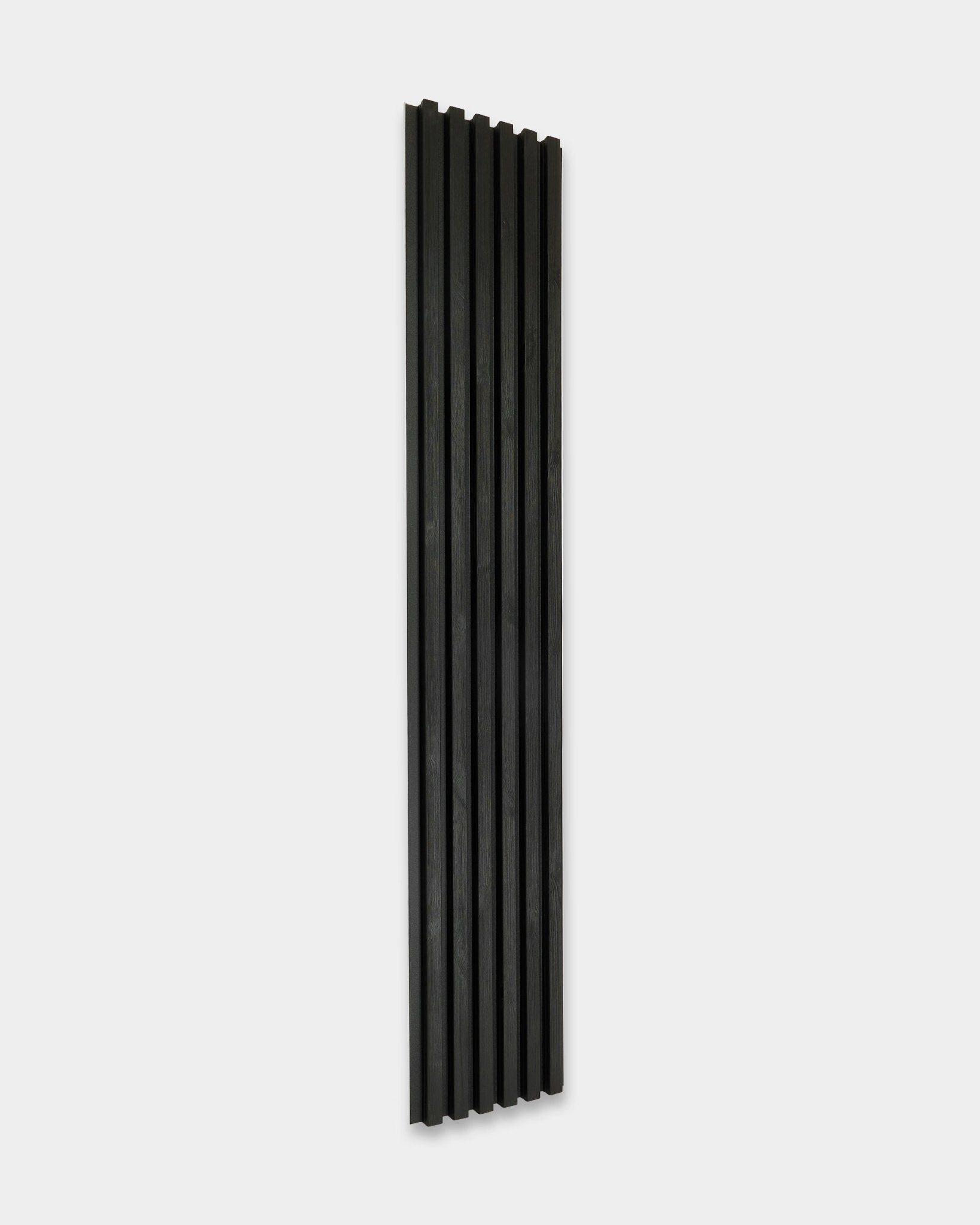 Aluwood fasadpanel för utomhusbruk från WoodUpp, black, 240 x 45,1 cm, har vertical spår och står mot en enfärgad ljusgrå bakgrund.